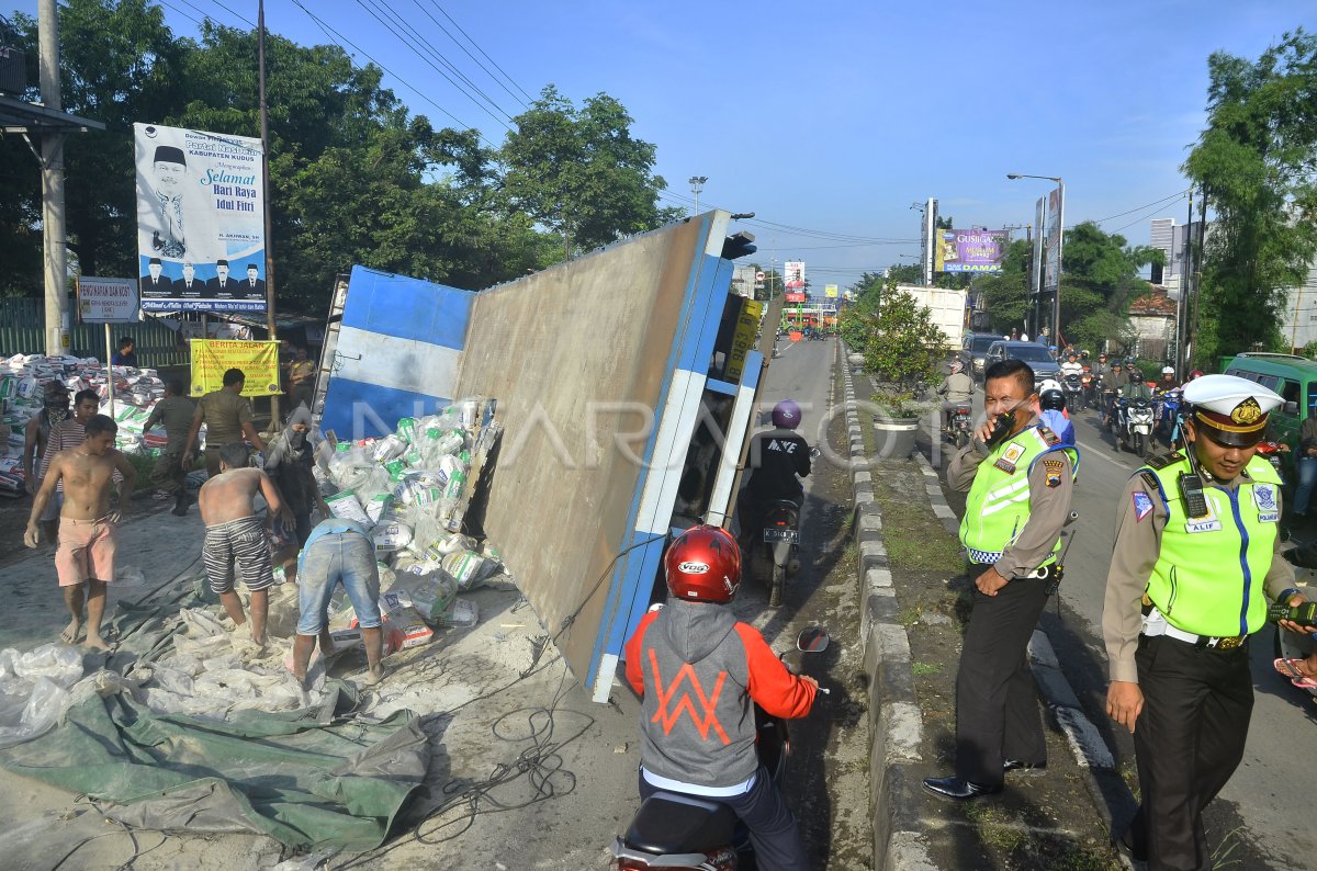 KECELAKAAN TRUK DI JALUR PANTURA | ANTARA Foto