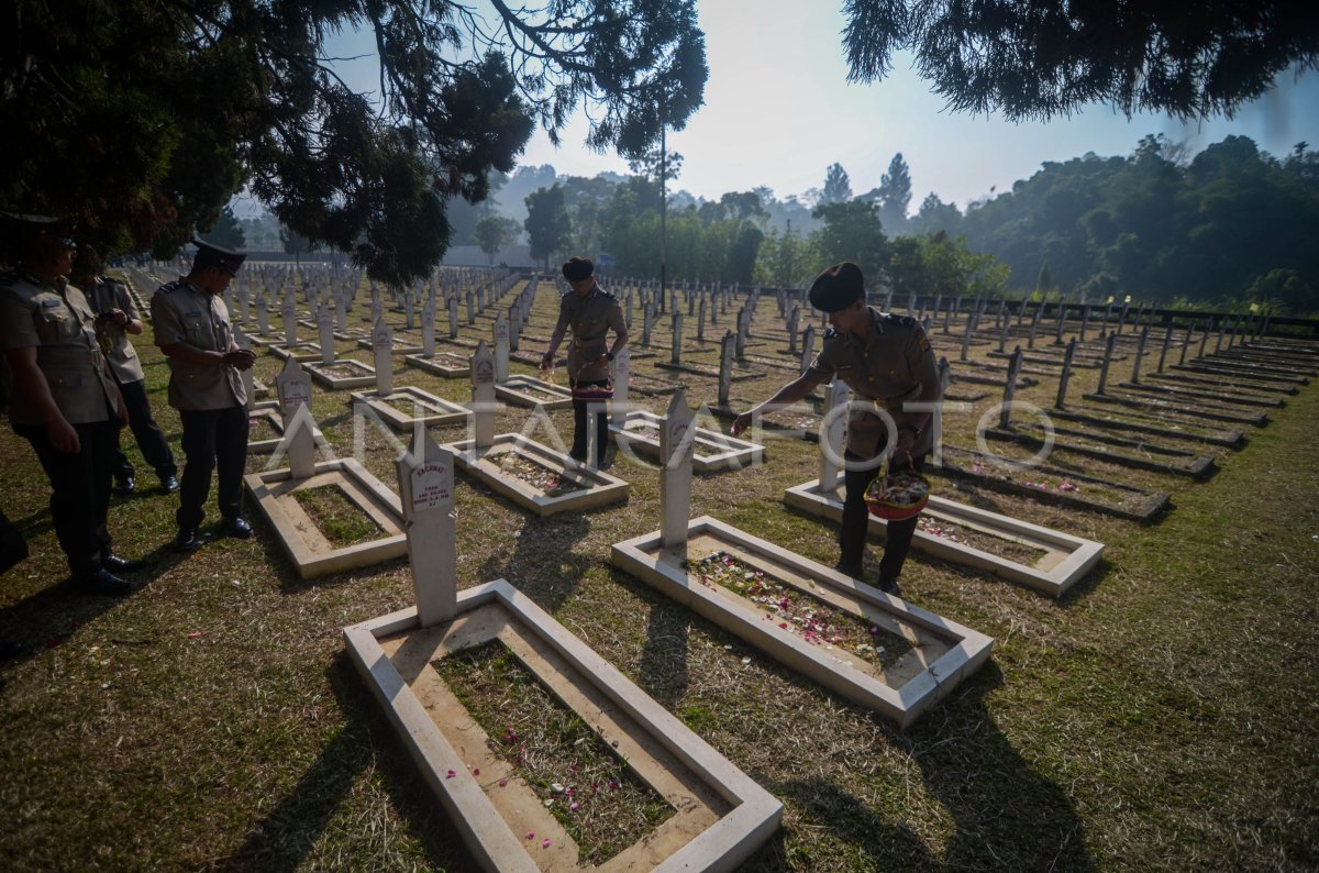 Ziarah Makam Pahlawan Antara Foto