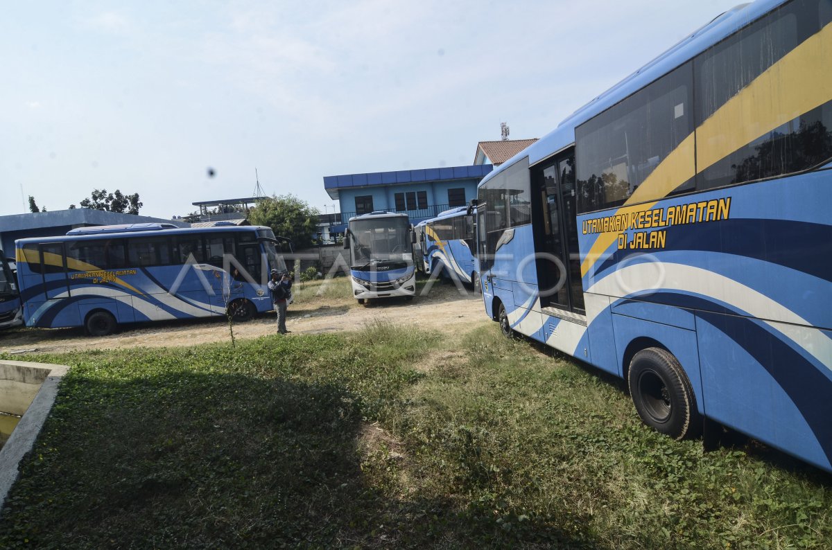 BUS HIBAH KEMENTERIAN BELUM BEROPERASI | ANTARA Foto