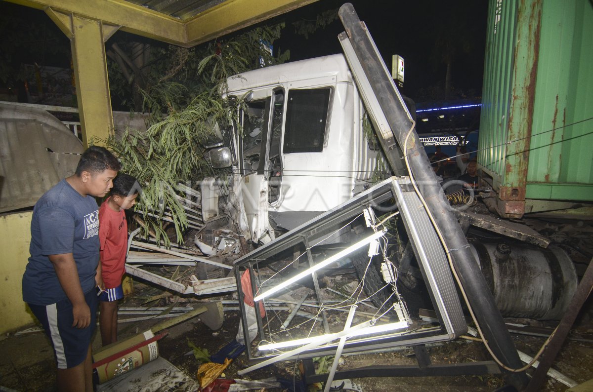 KECELAKAAN TRUK KONTAINER DI BEKASI | ANTARA Foto