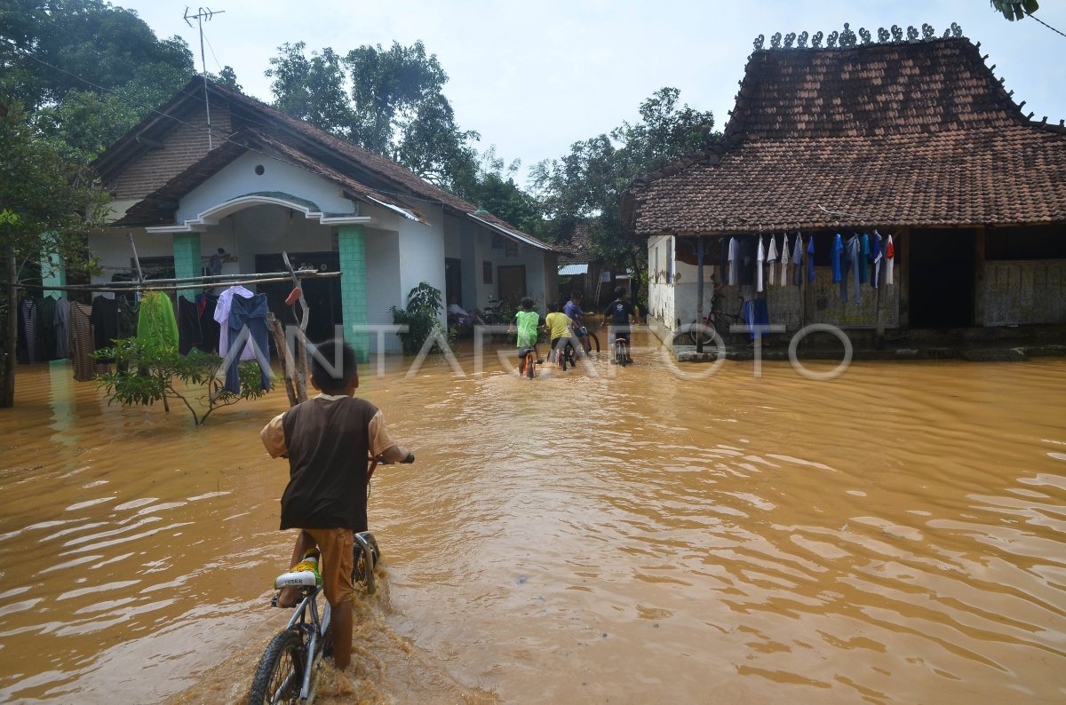 BANJIR AKIBAT TANGGUL JEBOL | ANTARA Foto