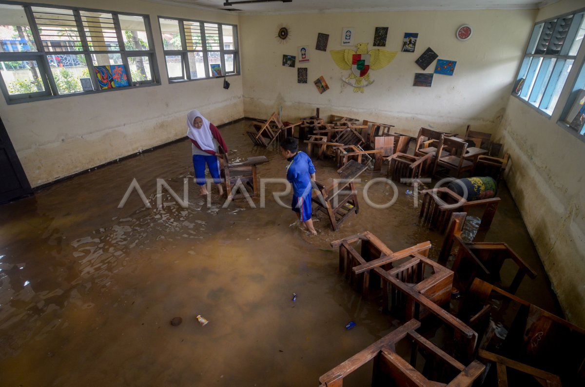 SEKOLAH TERENDAM BANJIR DI BANDUNG | ANTARA Foto