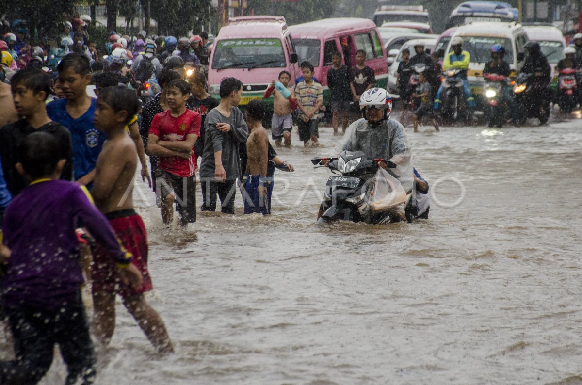 Genangan Air Di Bandung Antara Foto 5950