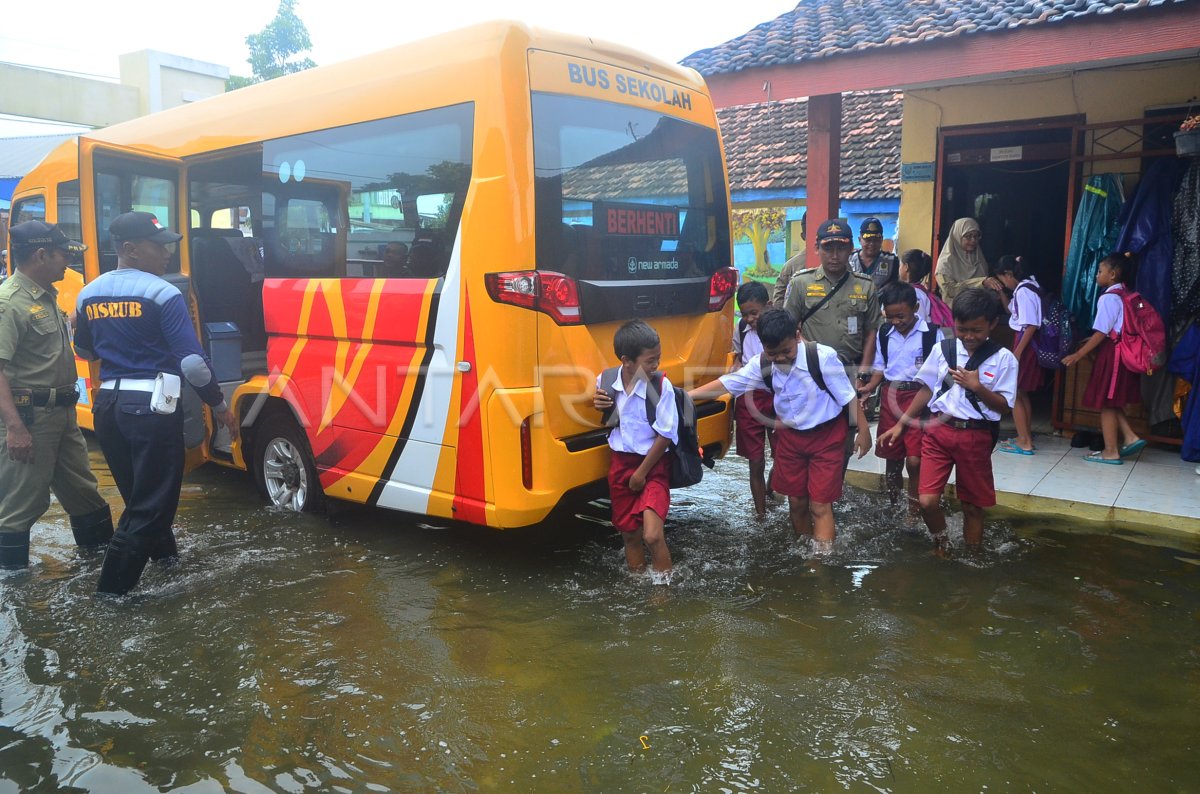 Evakuasi Siswa Akibat Sekolah Banjir Antara Foto