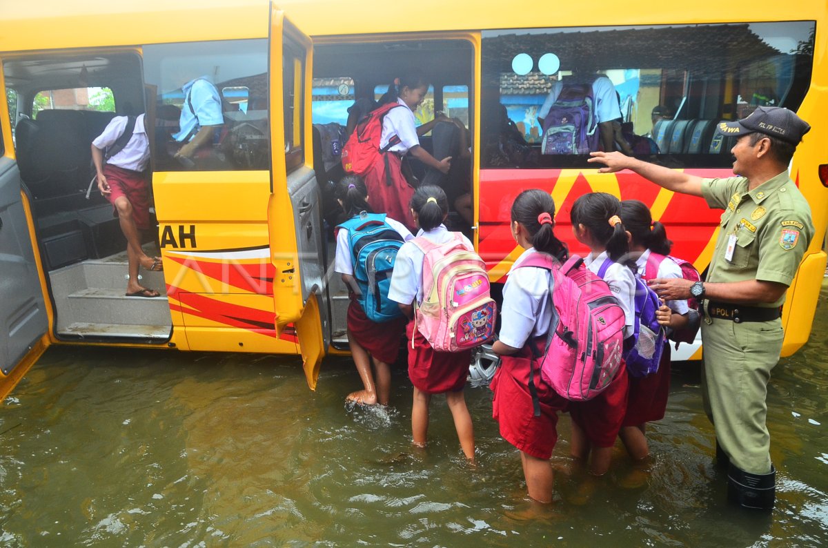 Evakuasi Siswa Akibat Sekolah Banjir Antara Foto