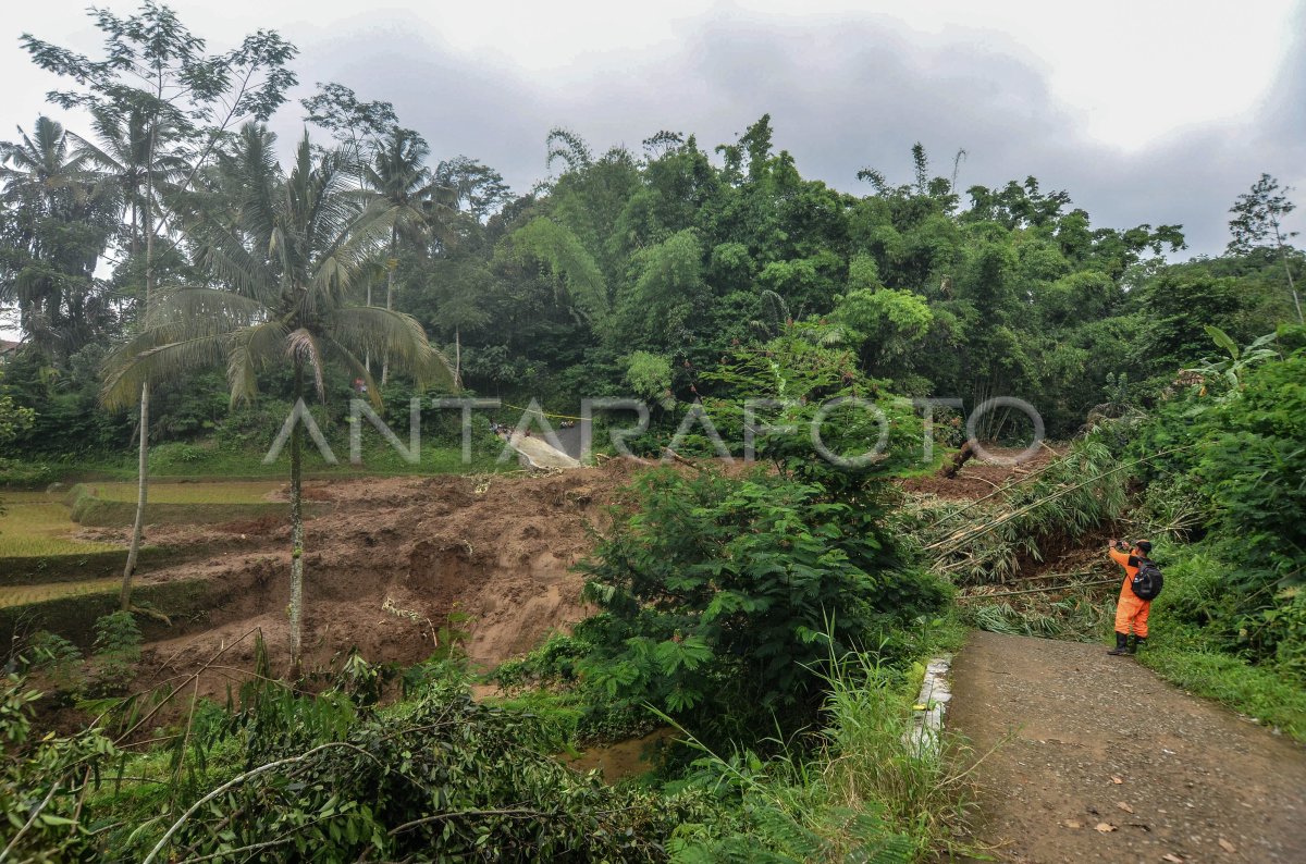 DUA DESA TERISOLIR AKIBAT TANAH LONGSOR | ANTARA Foto