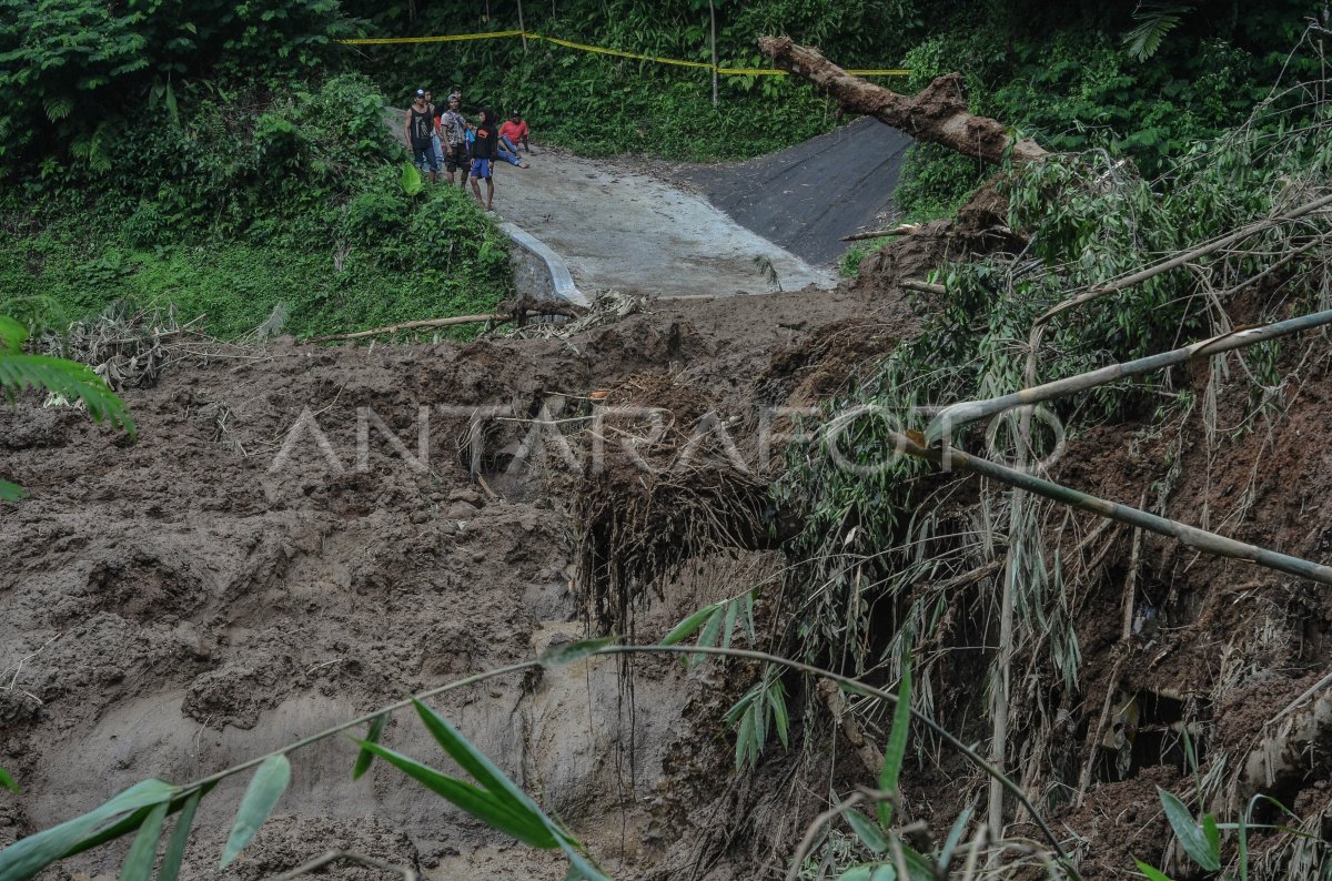 DUA DESA TERISOLIR AKIBAT TANAH LONGSOR | ANTARA Foto