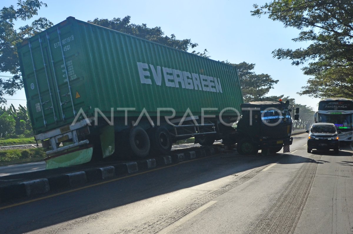 KECELAKAAN TRUK KONTAINER | ANTARA Foto