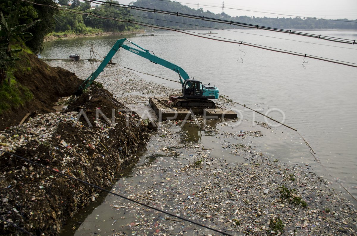 Sampah Kiriman Di Sungai Citarum Meningkat Antara Foto 