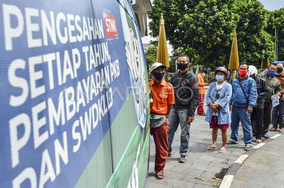 PEMBAYARAN PAJAK KENDARAAN DI MOBIL SAMSAT KELILING | ANTARA Foto