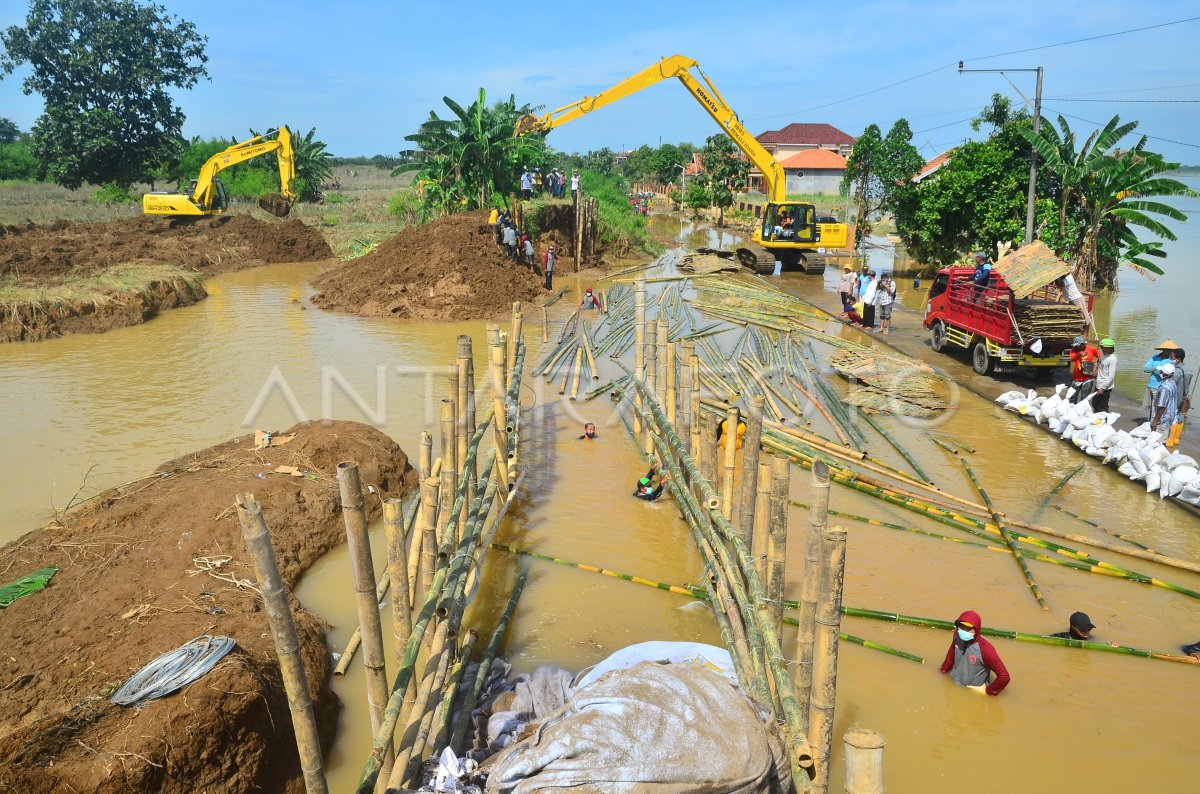 PERBAIKAN TANGGUL SUNGAI JEBOL DI KUDUS | ANTARA Foto