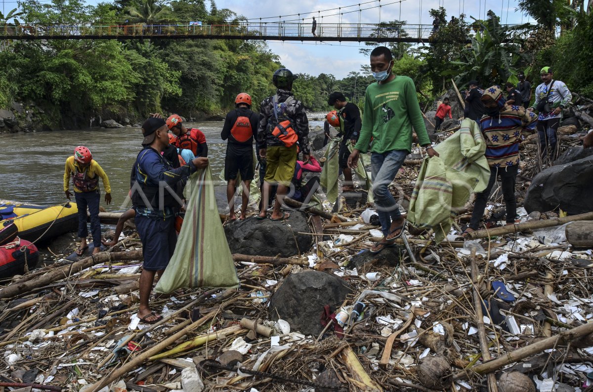 Aksi Membersihkan Sampah Di Sungai Ciwulan Antara Foto