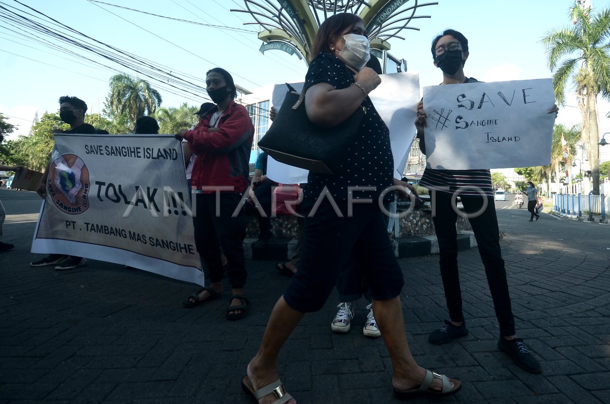 AKSI TOLAK TAMBANG EMAS SANGIHE | ANTARA Foto