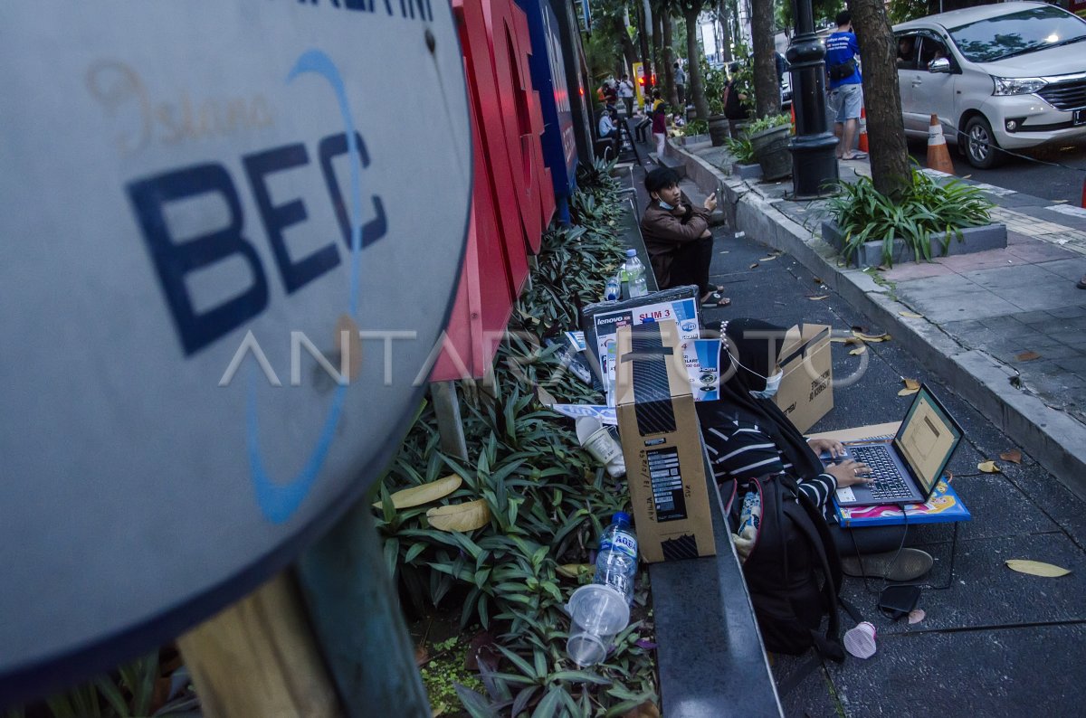 Pedagang Gawai Berjualan Di Pinggir Jalan Antara Foto