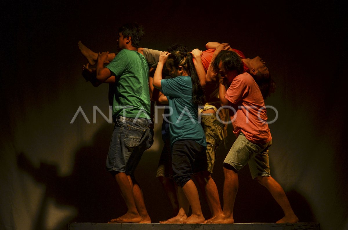 PEMENTASAN TEATER AKTOR AMATIR
