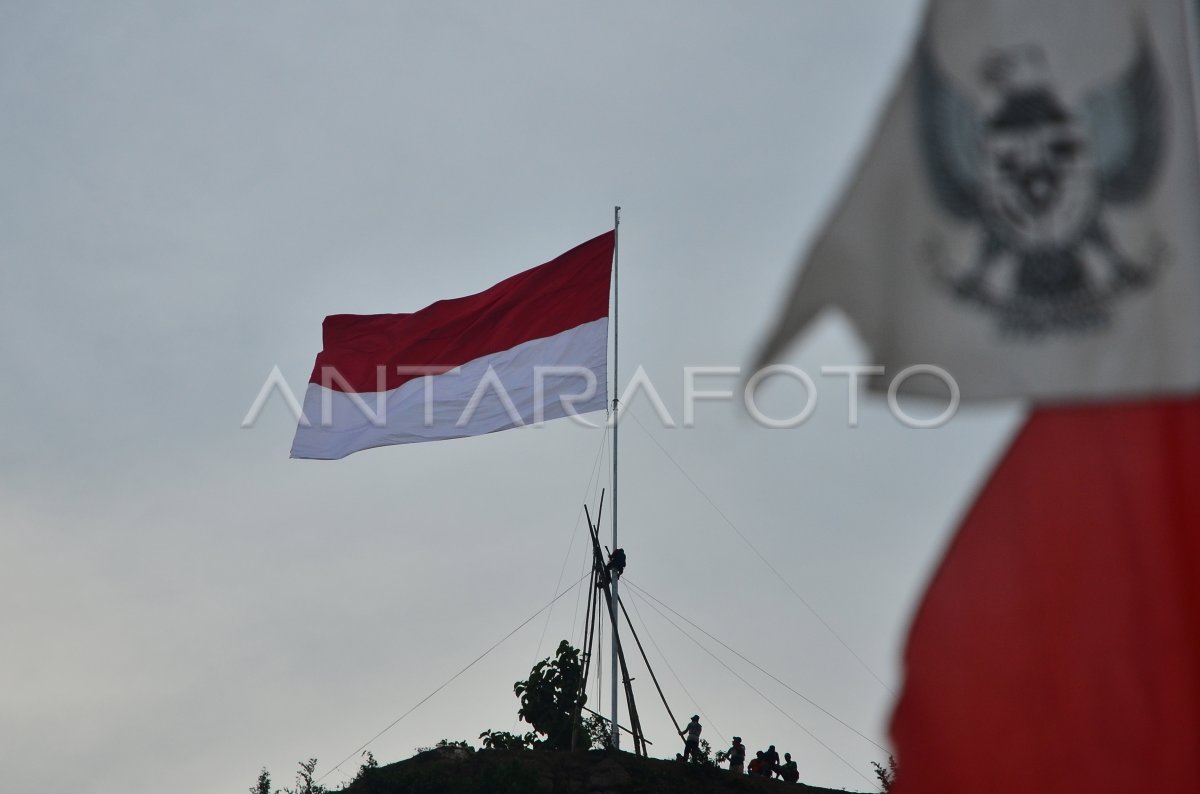 Pengibaran Bendera Merah Putih Di Hari Sumpah Pemuda Antara Foto