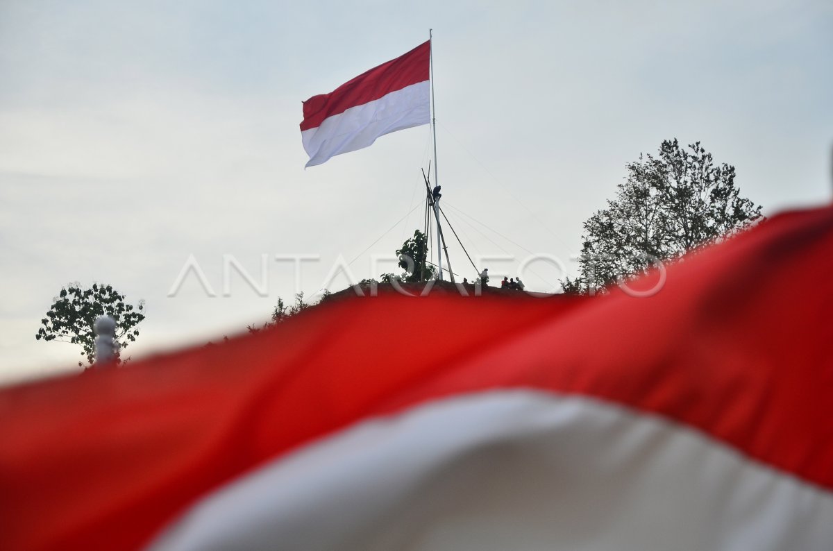 PENGIBARAN BENDERA MERAH PUTIH DI HARI SUMPAH PEMUDA | ANTARA Foto