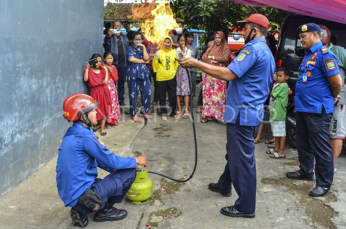 SIMULASI PENANGANAN KEBAKARAN TABUNG GAS | ANTARA Foto