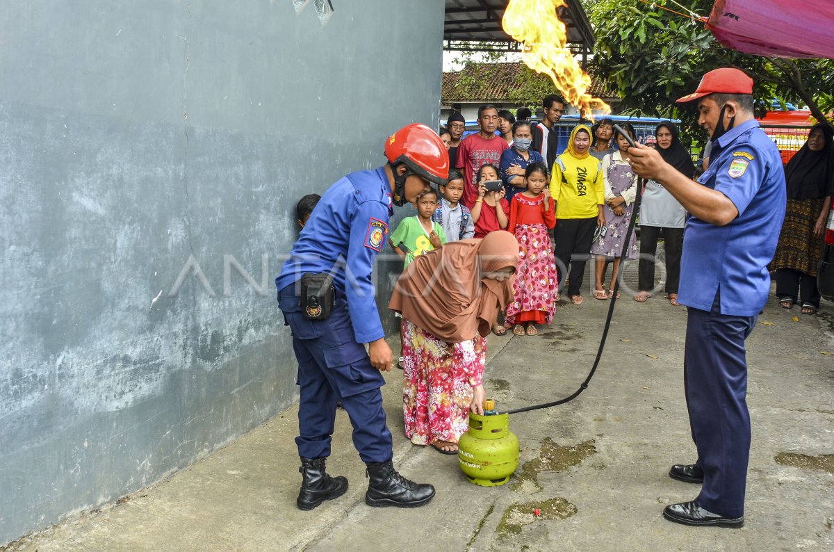 SIMULASI PENANGANAN KEBAKARAN TABUNG GAS | ANTARA Foto