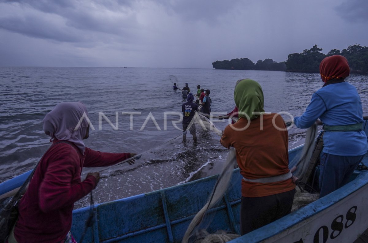 MENGETASKAN KEMISKINAN NELAYAN | ANTARA Foto