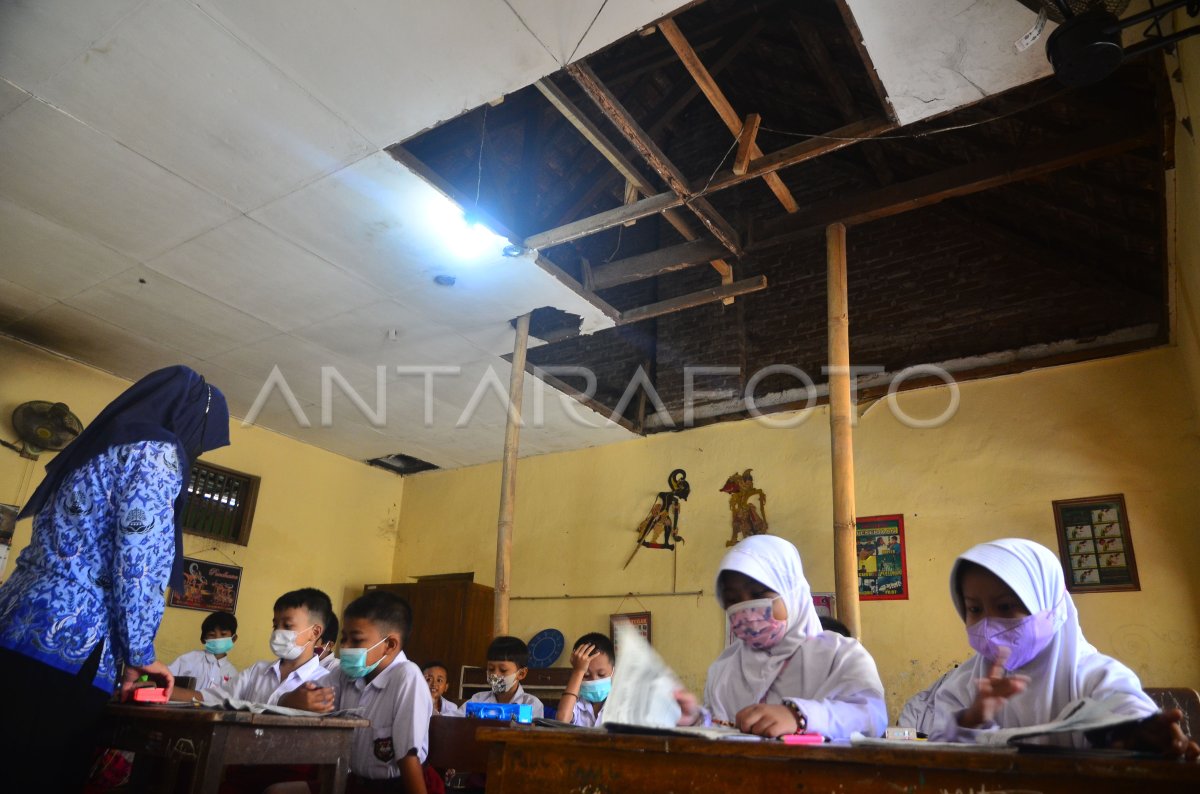 BANGUNAN SEKOLAH RUSAK DI KUDUS | ANTARA Foto