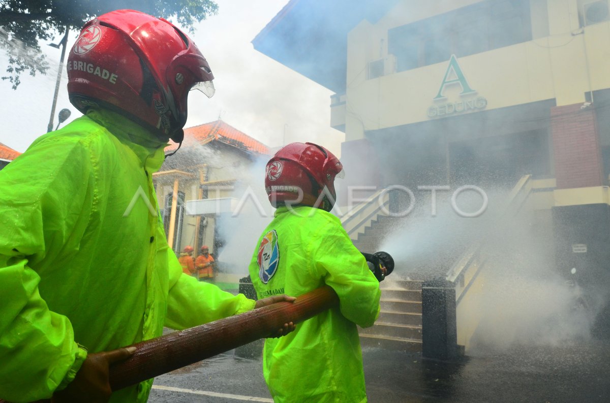 SIMULASI PENANGANAN KEBAKARAN DI GEDUNG PERKANTORAN | ANTARA Foto