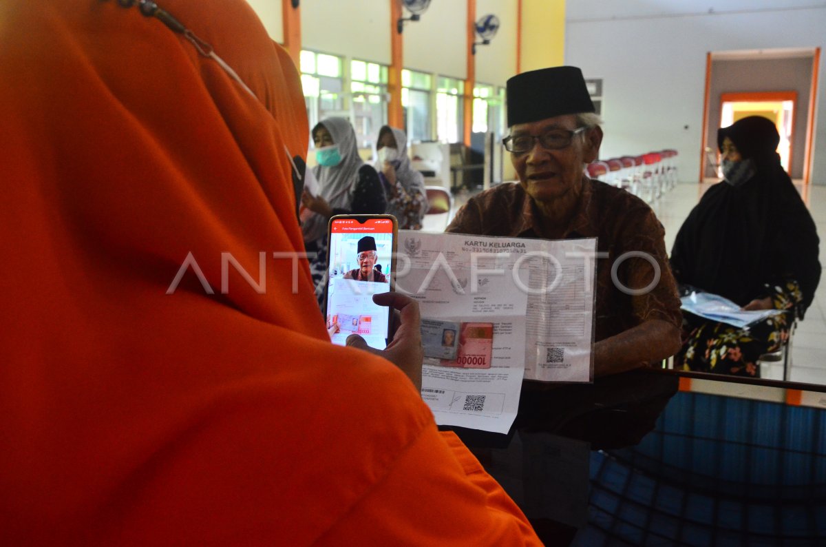 PENYALURAN BLT SUBSISDI MINYAK GORENG | ANTARA Foto