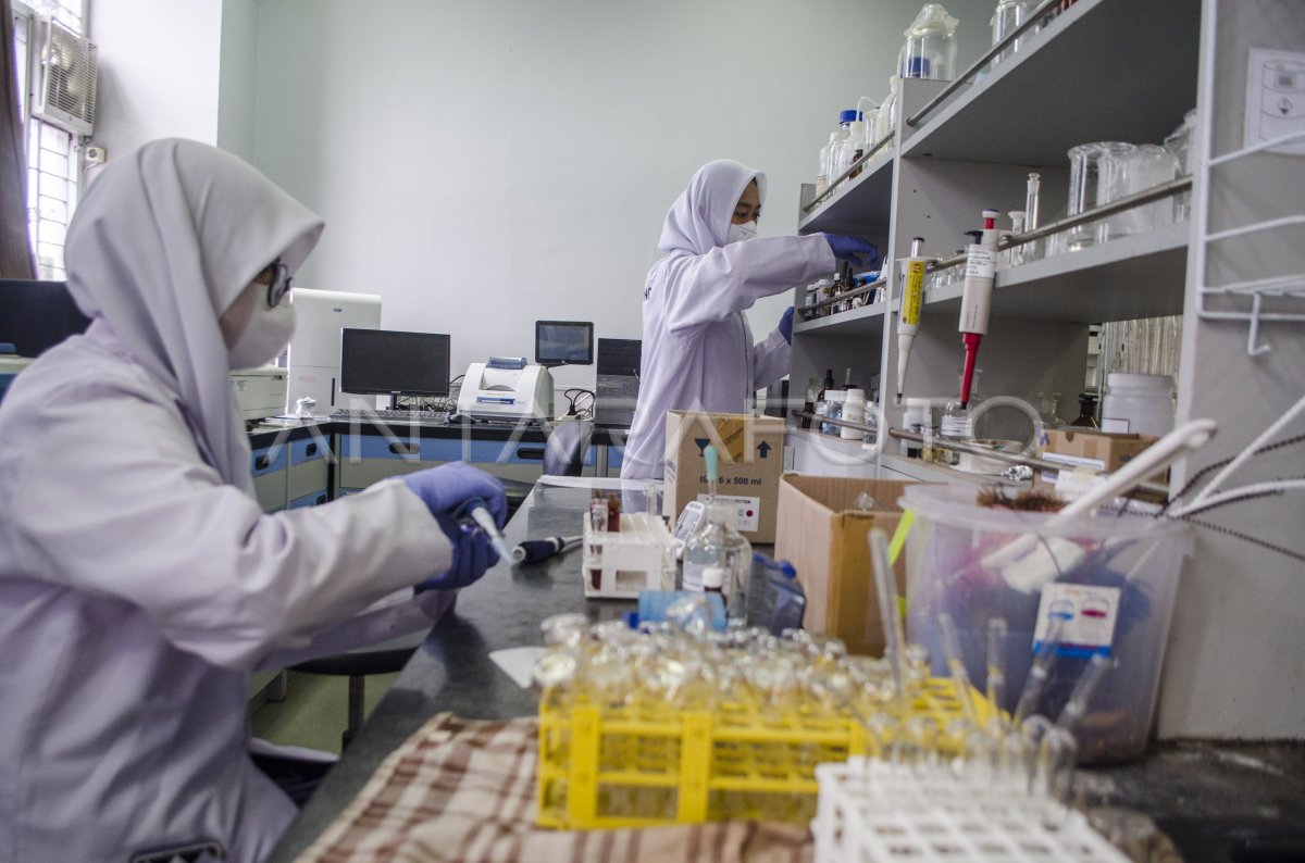 Penelitian Medis Di Laboratorium Central Unpad Antara Foto