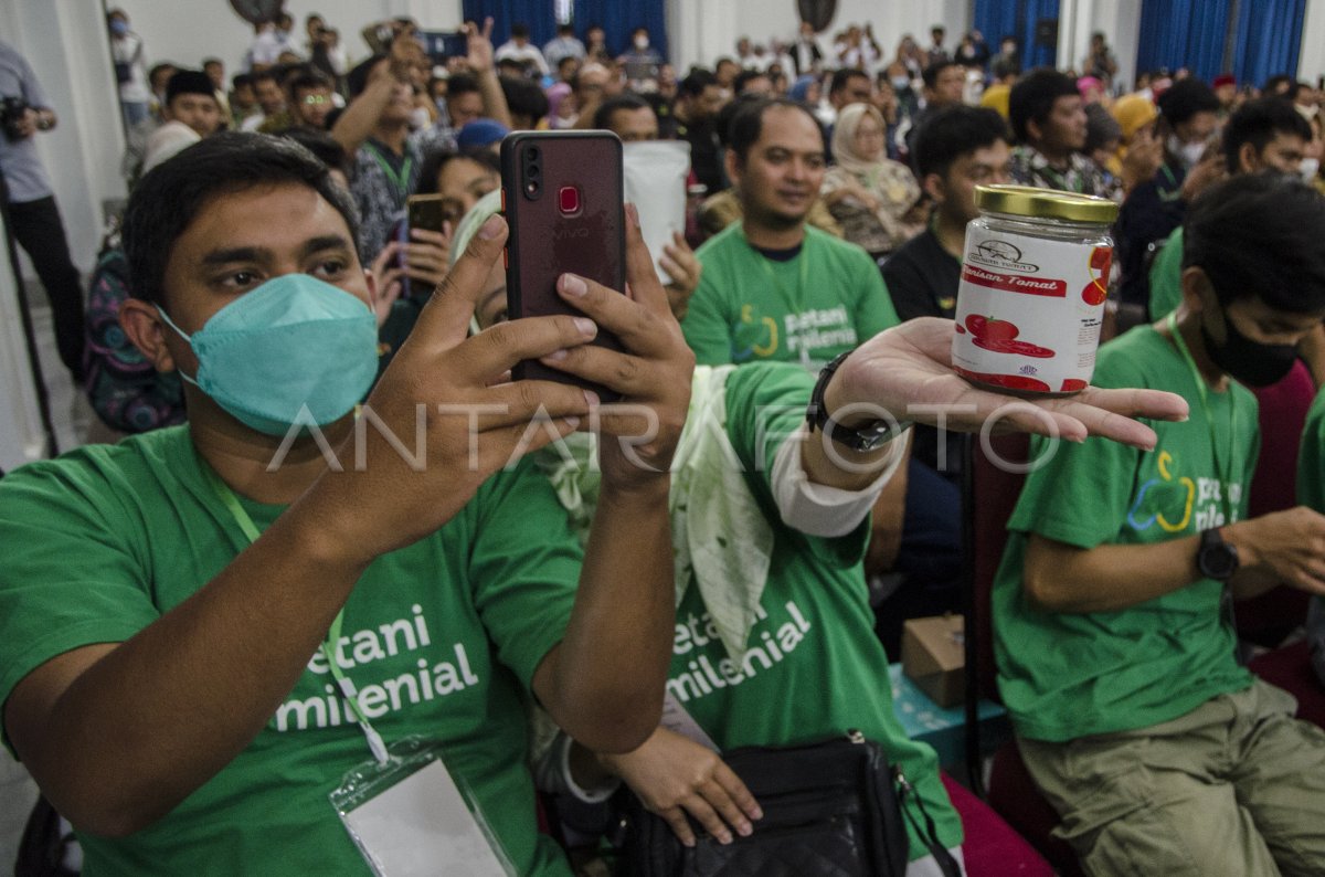 PENYERAHAN BANTUAN FASILITAS UNTUK PETANI MILENIAL DAN IKM | ANTARA Foto