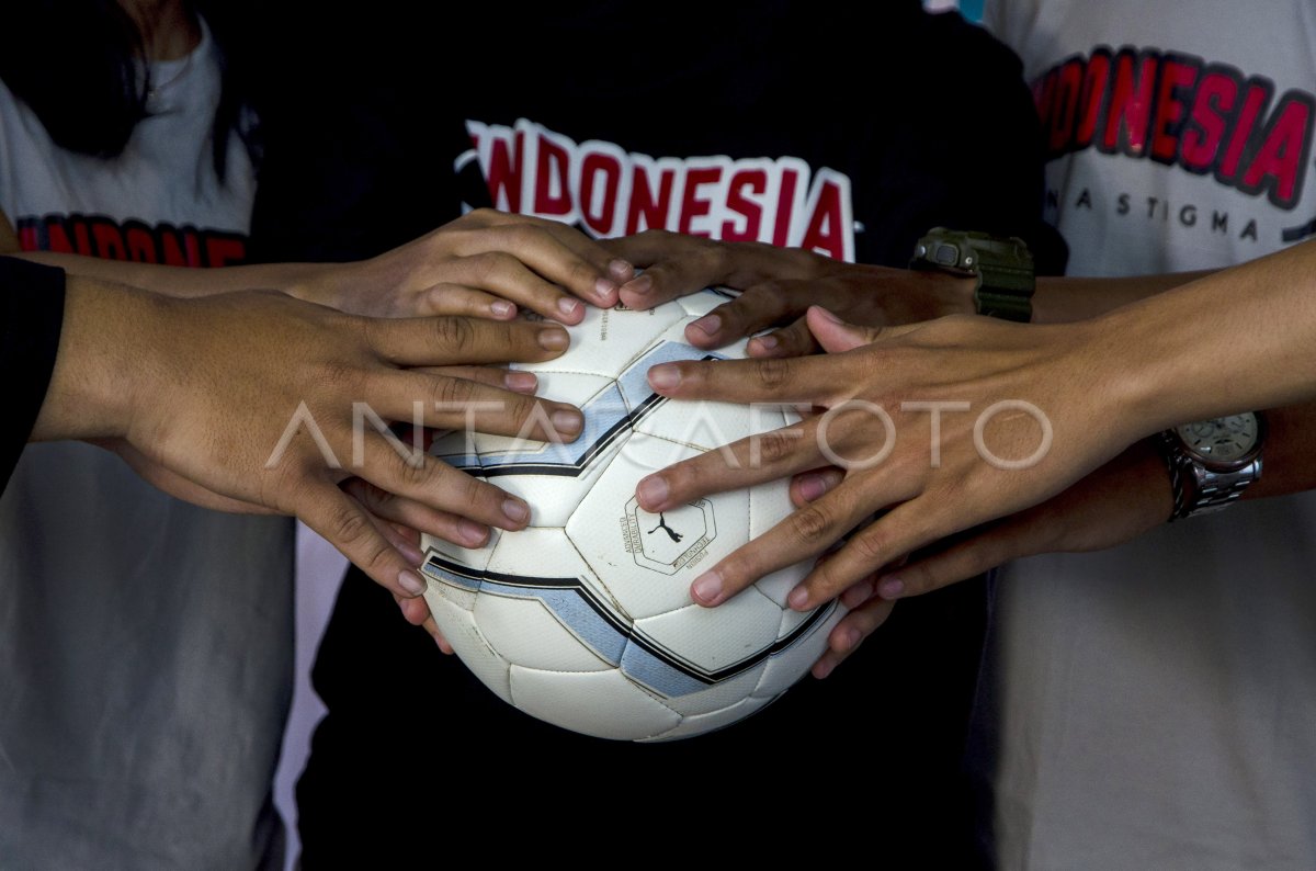 Timnas Indonesia pemain sepak bola berlari di lapangan