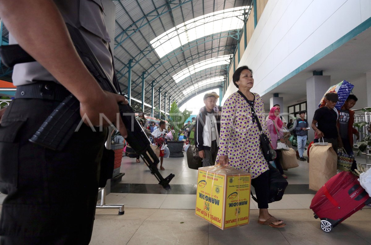 PENGAMANAN STASIUN KERETA API | ANTARA Foto