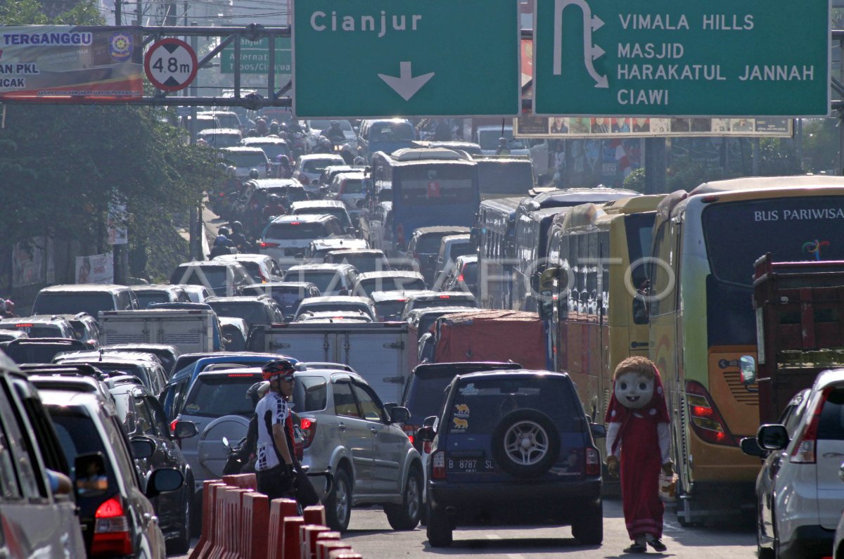 Kemacetan Jalur Puncak Antara Foto