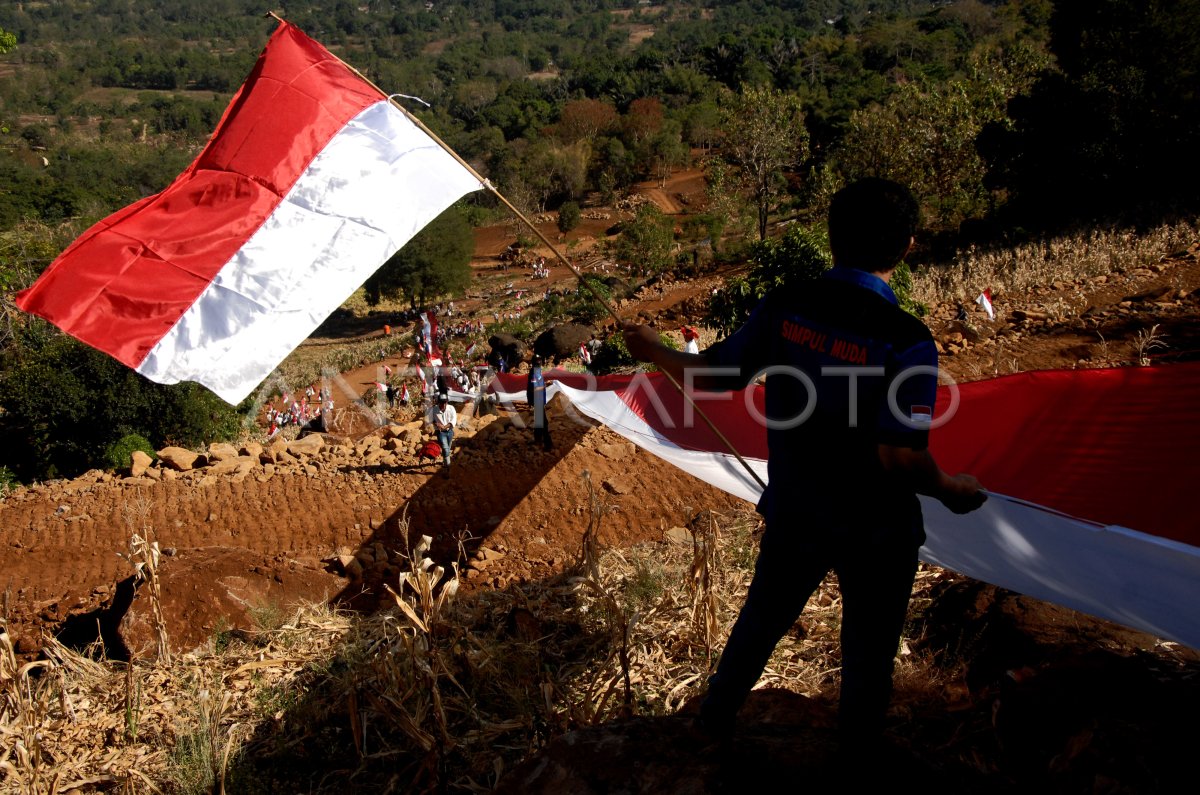 Pembentangan Bendera Merah Putih Antara Foto 