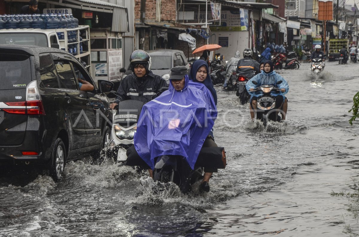 Banjir Luapan Aliran Kali Busa Di Bekasi Antara Foto