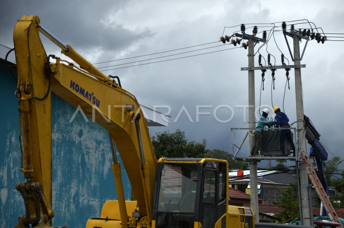 PERBAIKAN JARINGAN LISTRIK PASCAGEMPA BUMI DI SULBAR | ANTARA Foto