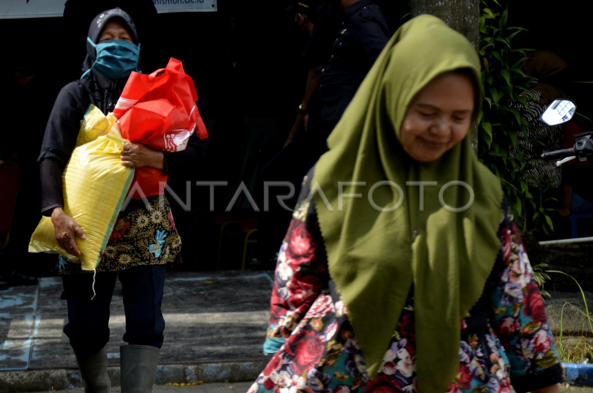 Pembagian Paket Sembako Gratis Antara Foto