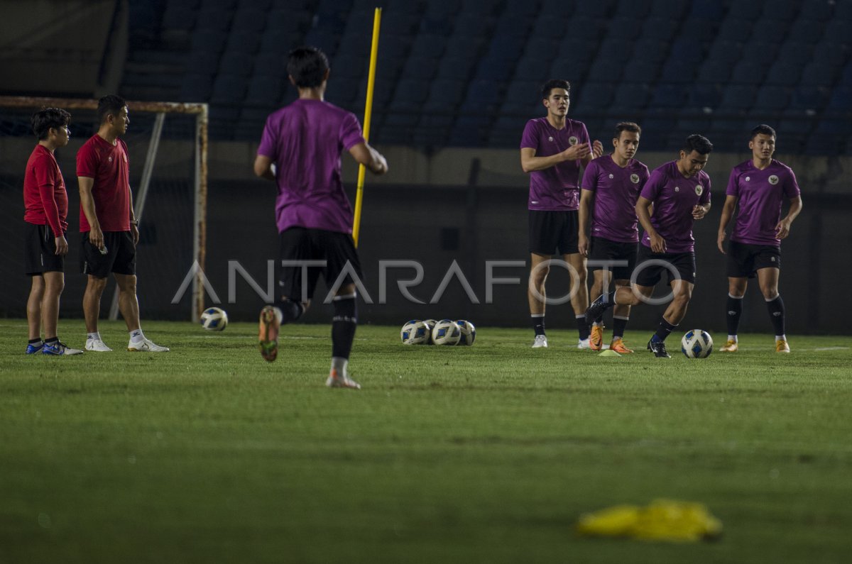 LATIHAN TIMNAS INDONESIA JELANG LAWAN BANGLADESH | ANTARA Foto