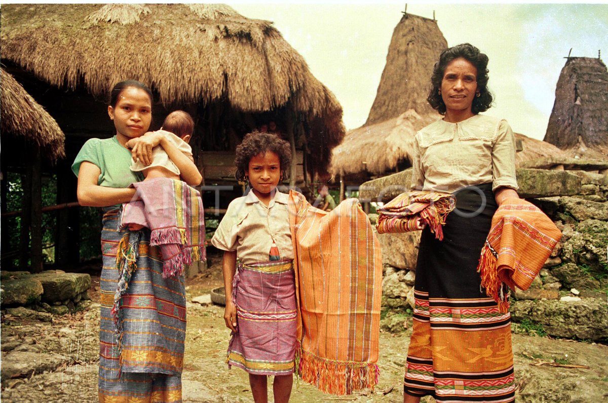 PERAJIN KAIN TENUN SUMBA | ANTARA Foto