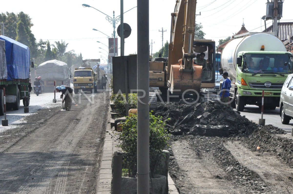 Perbaikan Jalur Pantura Antara Foto