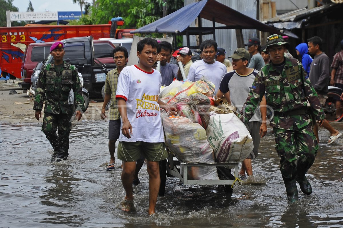 BANTUAN KORBAN BANJIR | ANTARA Foto