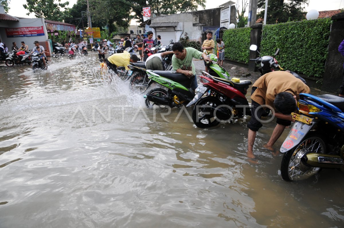 Waspada Bahaya Cuci Motor Pakai Air Banjir: Risiko Kerusakan Elektrikal, Korosi, Hingga Biaya Perbaikan Mahal Waspada Bahaya Cuci Motor Pakai Air Banjir: Risiko Kerusakan Elektrikal, Korosi, Hingga Biaya Perbaikan Mahal