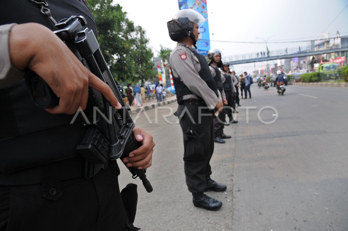 Penggunaan Rompi Anti Peluru Antara Foto