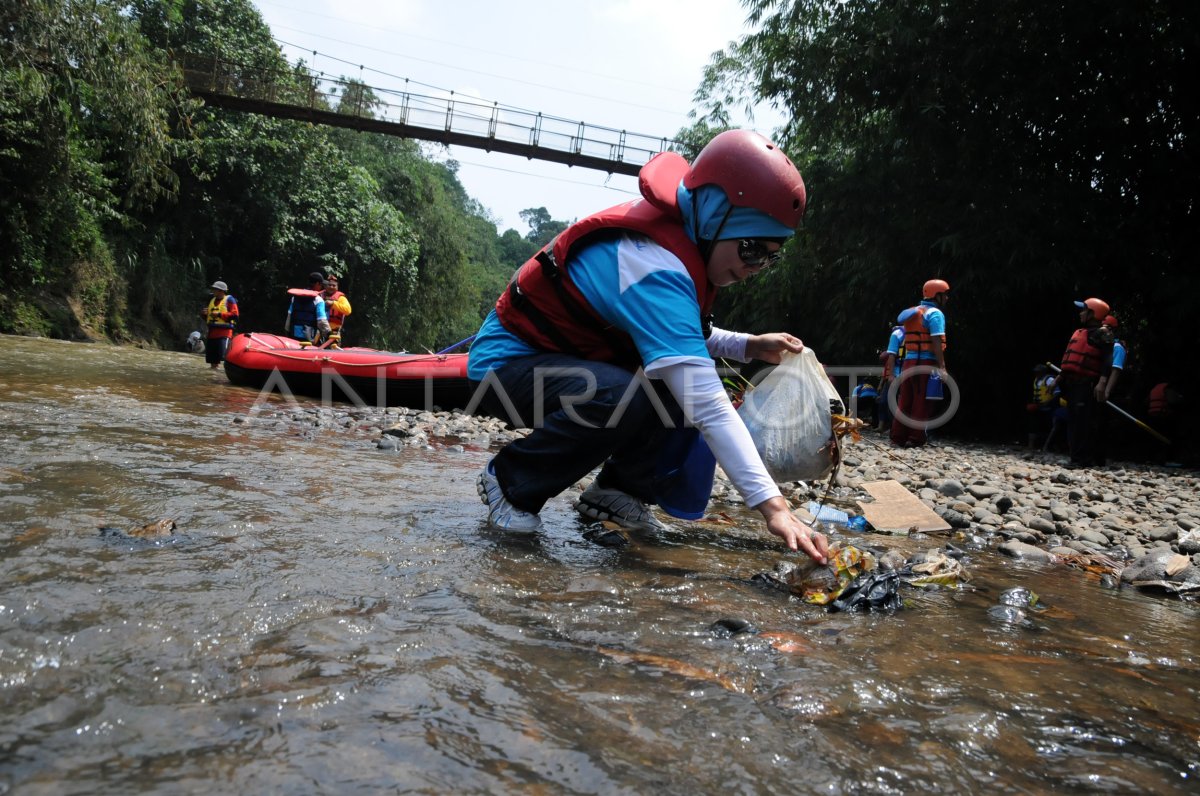 BERSIHKAN SAMPAH CILIWUNG | ANTARA Foto