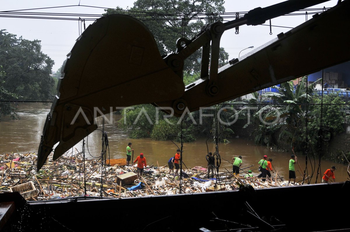 Sampah Akibat Banjir Antara Foto