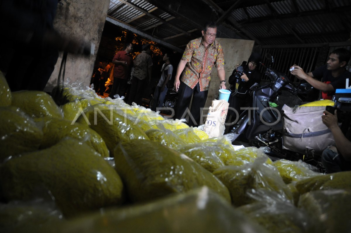 PENGGEREBEKAN PABRIK MIE BERFORMALIN | ANTARA Foto