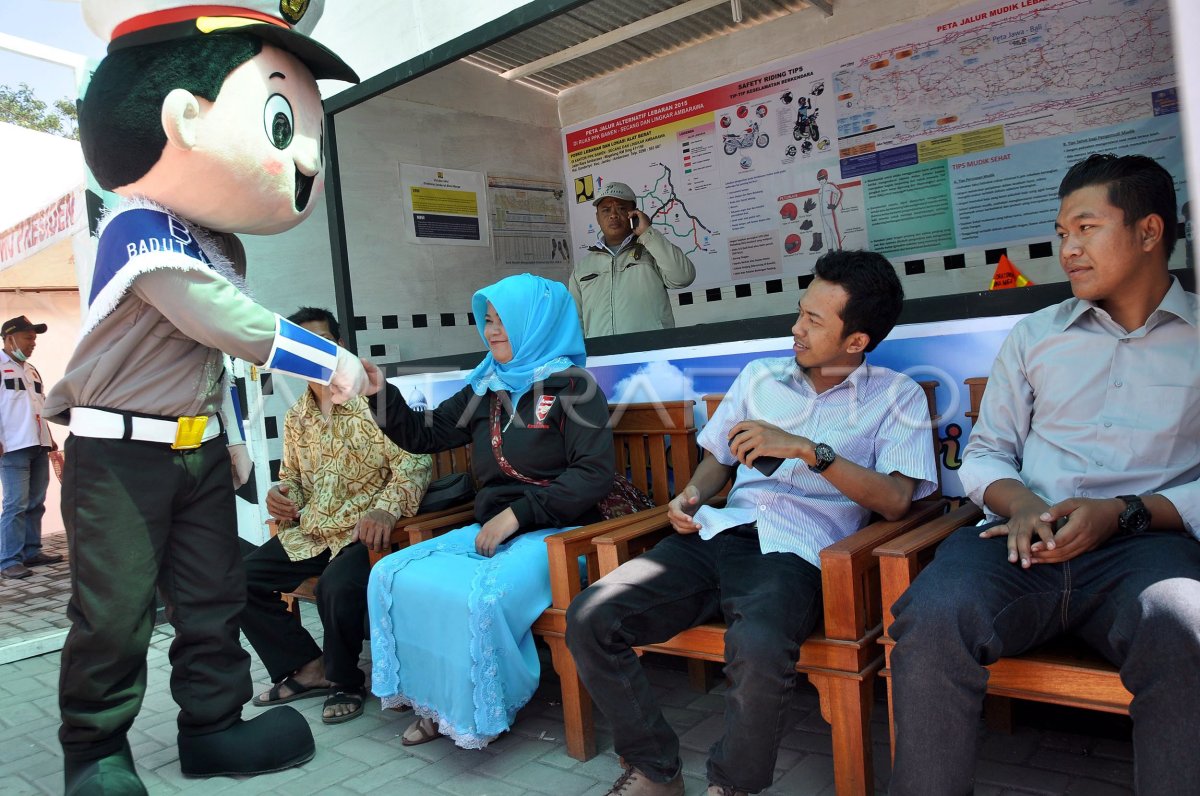 BADUT HIBUR PEMUDIK | ANTARA Foto