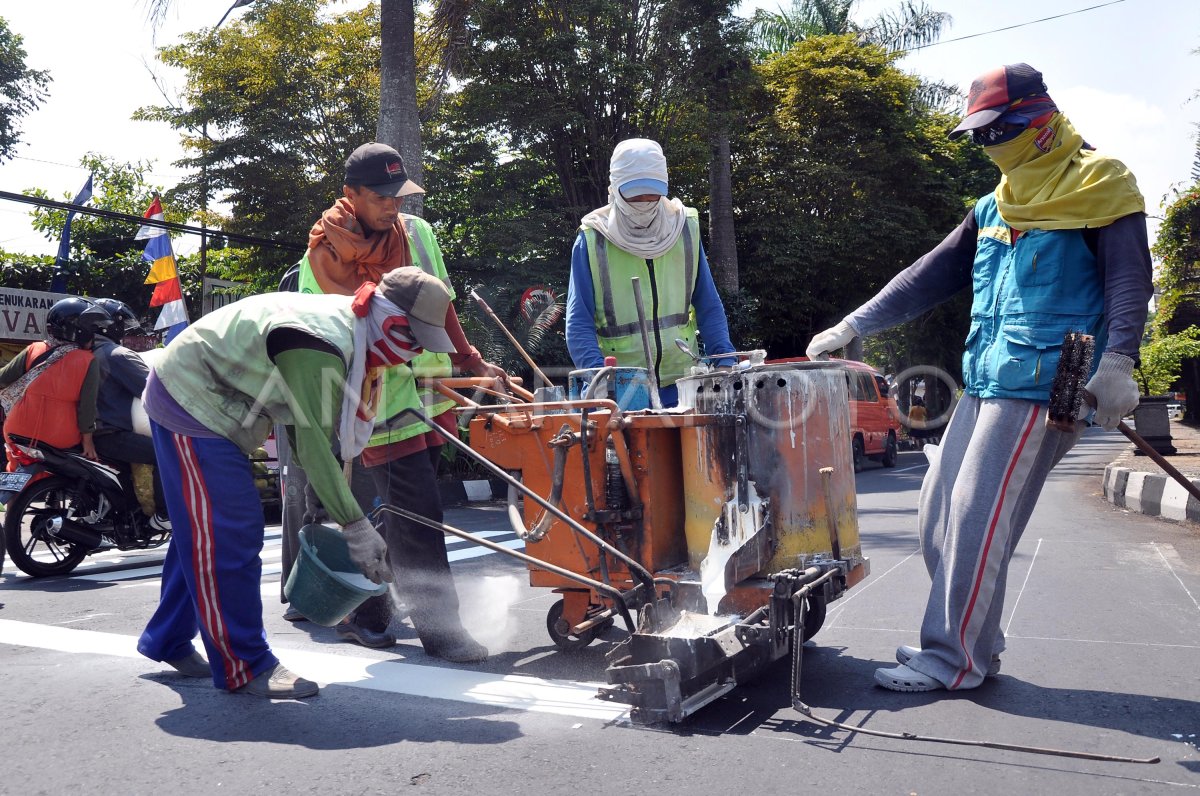 PEMBUATAN ZEBRA CROSS | ANTARA Foto