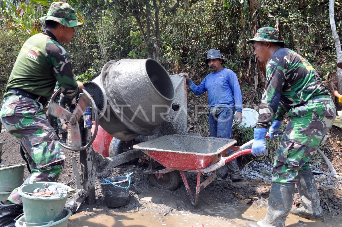 Tentara Manunggal Membangun Desa Antara Foto