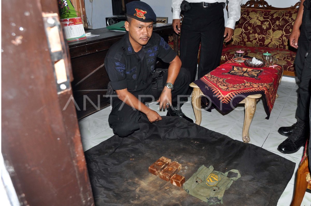 PENEMUAN BAHAN PELEDAK | ANTARA Foto