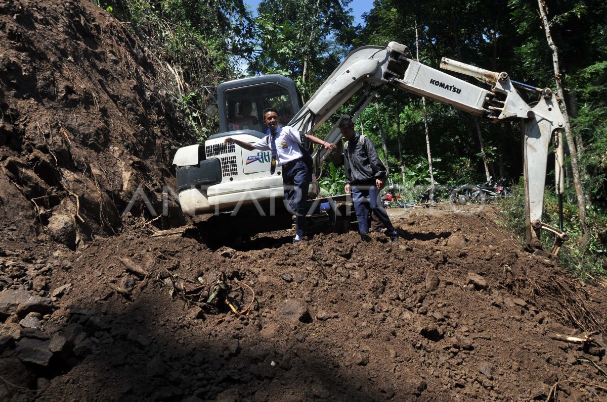 Jalan Masih Tertutup Longsor Antara Foto